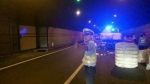 图为：民警在现场指挥交通。王云飞 - 浙江新闻网