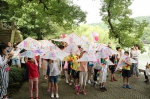 图为：小朋友们参加“呵护我心中的西湖”活动。岳庙供图 - 浙江新闻网