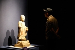图为：一位博物馆保安正在观摩雕塑。王远 - 浙江新闻网