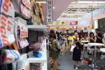 7月8日，在杭州国际博览中心举办的2017淘宝造物节上，顾客在“无人零售店”内体验。新华社记者 黄宗治 摄 - 住房保障和房产管理局
