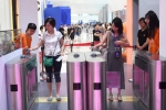 7月8日，在杭州国际博览中心举办的2017淘宝造物节上，顾客使用手机扫码进入“无人零售店”内体验。新华社记者 黄宗治 摄 - 住房保障和房产管理局
