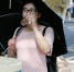 图为：一位游客正在饮用刚刚接的茶水。王远 - 浙江新闻网
