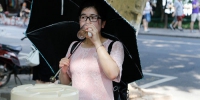 图为：一位游客正在饮用刚刚接的茶水。王远 - 浙江新闻网