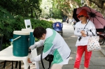 图为：游客正在用瓶子接茶水。王远 - 浙江新闻网