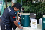 图为：一位安保工作者正在接茶水。王远 - 浙江新闻网