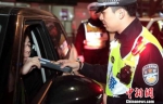 图为宁波交警对驾驶员进行酒驾检测。　石奇峰 摄 - 浙江新闻网