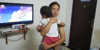 图为：民警帮女孩找到母亲。金东公安供图 - 浙江新闻网