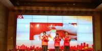 共产党员们进行朗读。龙游县宣传部提供 - 浙江新闻网