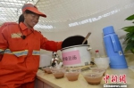 爱心休息点在高温天为环卫工人准备凉茶、绿豆汤及藿香正气水等。杭州市城管委提供 - 浙江新闻网