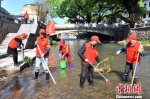 志愿者清理河道助力剿灭劣V类水 云和宣传部提供 - 浙江新闻网