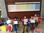 学生们展示“游考”成果。 校方提供 - 浙江新闻网