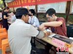 图为：社区医生为居民测血压。　王潇婧 摄 - 浙江新闻网