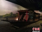 图为：革命纪念馆中的红船模型。　杨潇潇 摄 - 浙江新闻网