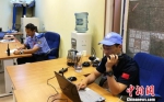 图为：两位中国维和警察在指挥中心协调防爆队设卡（左为韦益毅）。浙江省公安厅供图 - 浙江新闻网