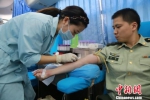 图为：一名官兵正在献血。　何蒋勇 摄 - 浙江新闻网