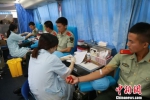 图为：官兵们正在献血。　何蒋勇 摄 - 浙江新闻网
