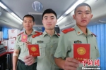 图为：官兵们展示献血证。　何蒋勇 摄 - 浙江新闻网