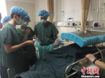 图为：认真记录伤员体征。浙医二院供图 - 浙江新闻网