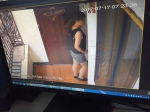 图为：嫌疑人试图推房门作案。义乌警方供图 - 浙江新闻网