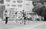 学生们在操场上跑步，训练体能。 - 浙江新闻网