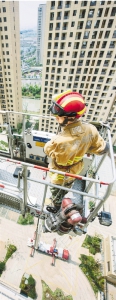 7月26日，宁波市消防支队在某小区高层20楼，进行火灾救援演练。 - 浙江新闻网