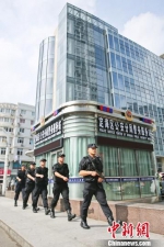 图为：民警在繁华商圈巡逻。　占龙　摄 - 浙江新闻网