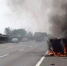 图为：杭甬高速宁波段一辆面包车侧翻后起火。　何蒋勇　摄 - 浙江新闻网