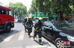 消防官兵接警后冲向火场。 潘亮亮 摄 - 浙江新闻网