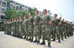 图为：武警官兵们在烈日下队列。王刚 - 浙江新闻网