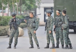 图为：武警官兵们正在作训练准备。王刚 - 浙江新闻网