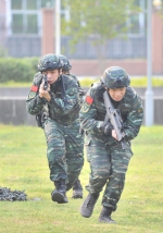 图为：武警官兵们正在进行持枪突袭训练。王刚 - 浙江新闻网