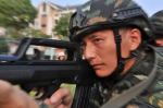 图为：一位武警官兵正在进行持枪掩护训练。王刚 - 浙江新闻网