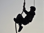 图为：一位武警官兵正在进行爬绳训练。王刚 - 浙江新闻网