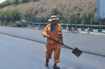 图为：高速公路的养护工人在高温的“烤“验下坚持路面工作。曾华振 - 浙江新闻网