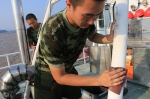 图为：一名官兵正在打磨雷达架。林岳青 - 浙江新闻网