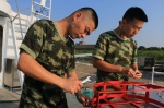图为：两名官兵正在装卸螺丝。林岳青 - 浙江新闻网