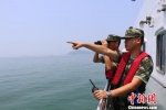 图为：王武在甲板上观察海况。　何蒋勇　摄 - 浙江新闻网