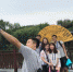 香港青年走进横店影视城，自拍不停。　奚金燕　摄 - 浙江新闻网