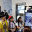 香港青年体验海康威视展示馆内的智能装备。　王远　摄 - 浙江新闻网
