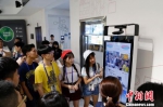 香港青年体验海康威视展示馆内的智能装备。　王远　摄 - 浙江新闻网