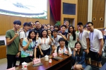 图为：香港青年正与在杭州发展的香港创业者欧镇江合影。王远 - 浙江新闻网