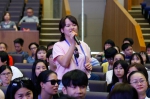 图为：一位香港青年正在向创业者提问。王远 - 浙江新闻网