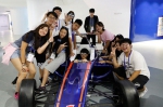 图为：香港青年们正在体验吉利集团研发的赛车。王远 - 浙江新闻网