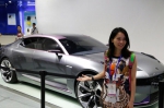 图为：香港青年正在与吉利集团研发的跑车合影。王远 - 浙江新闻网