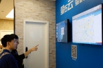 图为：香港青年正在参观海康威视高新技术产品。王远 - 浙江新闻网