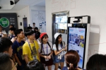图为：香港青年正在体验海康威视的高新技术。王远 - 浙江新闻网