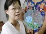 汪玉婷和她的画作。开化宣传部提供 - 浙江新闻网