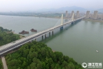 富春江柴埠大桥铺设桥面 计划10月通车 - 互联星空