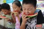 8月6日，小朋友们在比赛吃西瓜。 - 浙江新闻网