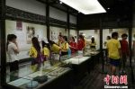 海外华裔青年参观博物馆。　校方提供 摄 - 浙江新闻网
